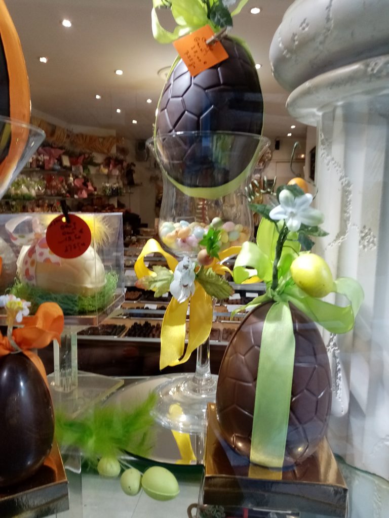 Oeufs de Pâques dans la vitrine de la chocolaterie Philippon Lavaud